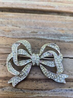 Carolee Crystal Bow Brooch in Pale Yellow and Clear Tones